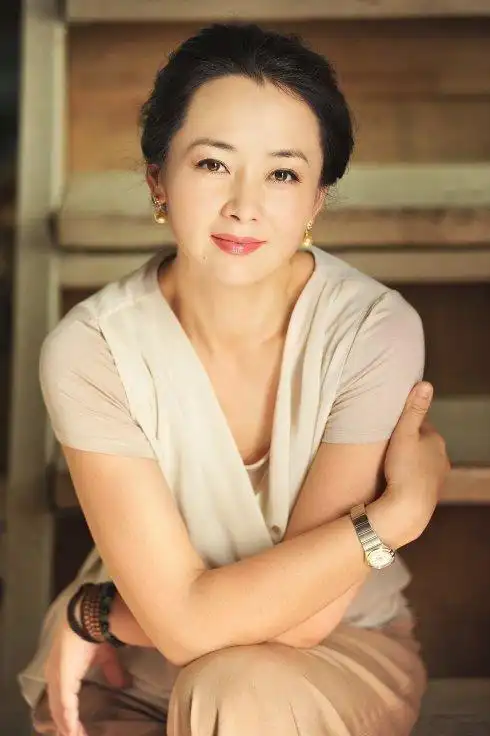 他有过两段婚姻,第一段是和前妻罗秀春,她也是一名演员,他们还有一个