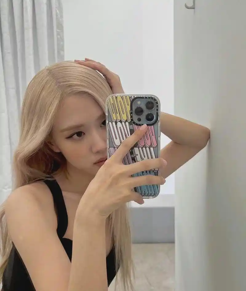 rose朴彩英对镜自拍 金色头发与复古黑色背心,美丽气息中透露着一丝