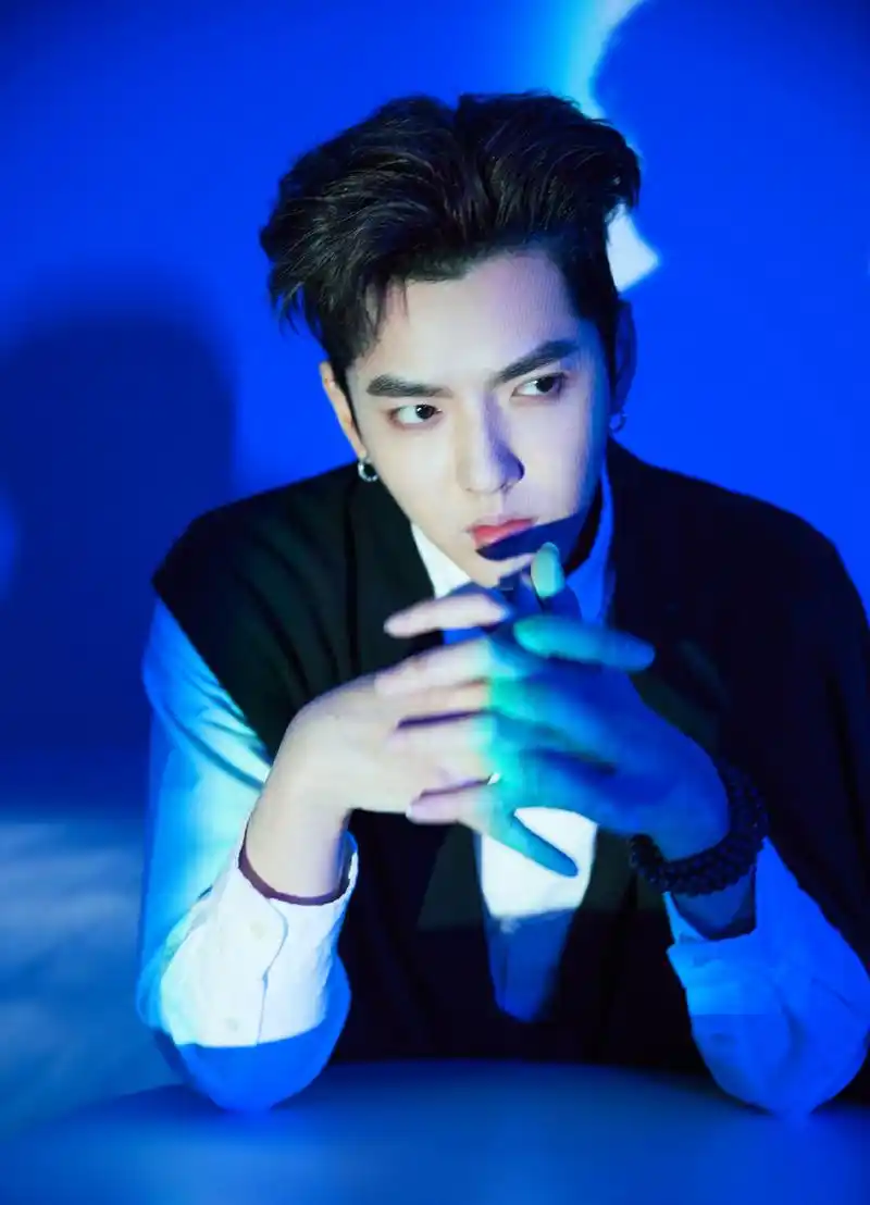 最新行程丨吴亦凡出席王者荣耀冬冠总决赛 黑色披风首唱《侠客行》