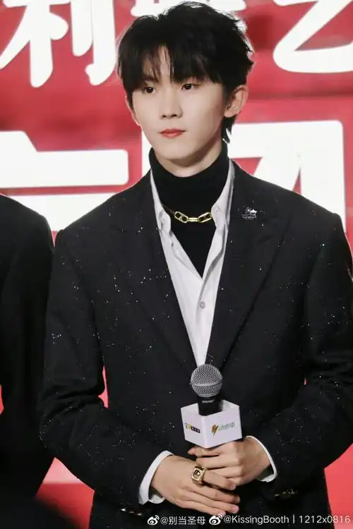 马嘉祺黑色西装随拍