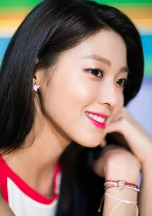 身材丰满气质出众的性感女神金雪炫