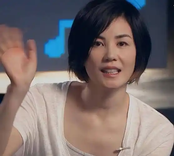 网友在巴黎逛街偶遇王菲,53岁脸部紧致,对比20岁40岁照片没变化_先生