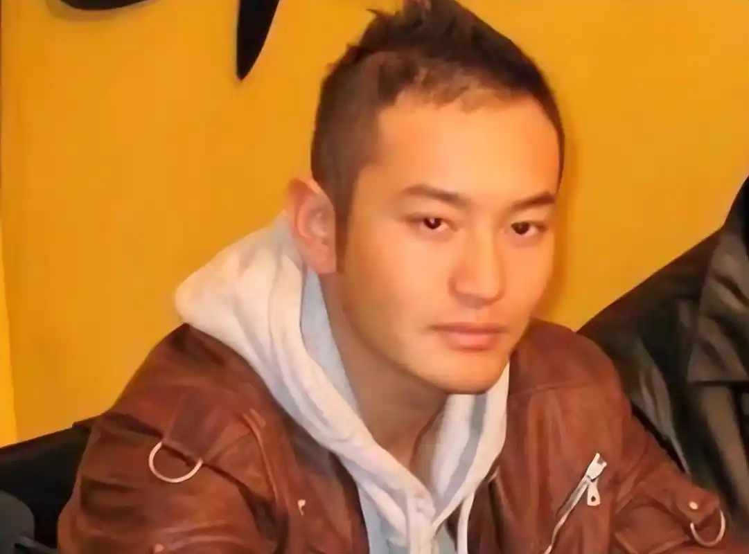 黄晓明《中餐厅》假发套穿帮,后脑勺分界线明显,离婚原因疑曝光