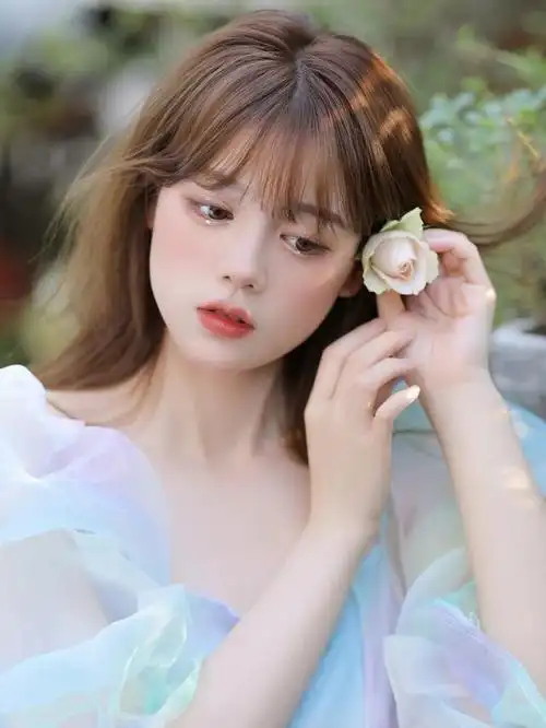 美女轻纱薄裙颜色鲜艳虽有些浓重但依然像花仙子一样漂亮