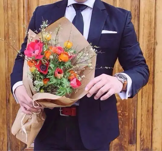 手捧花束的男人最迷人{:boy-sunglasses:}