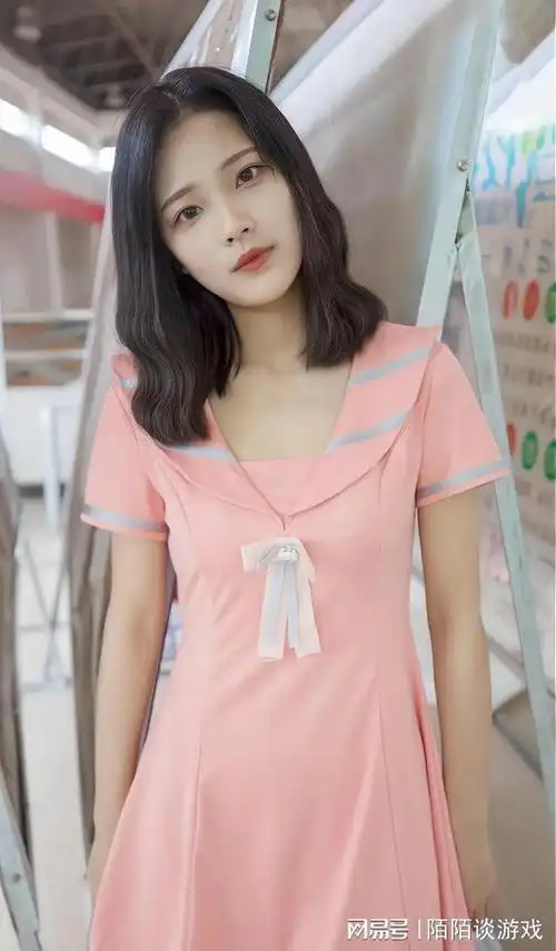 粉色连衣裙清新又甜美完美展示小女生的可爱之处