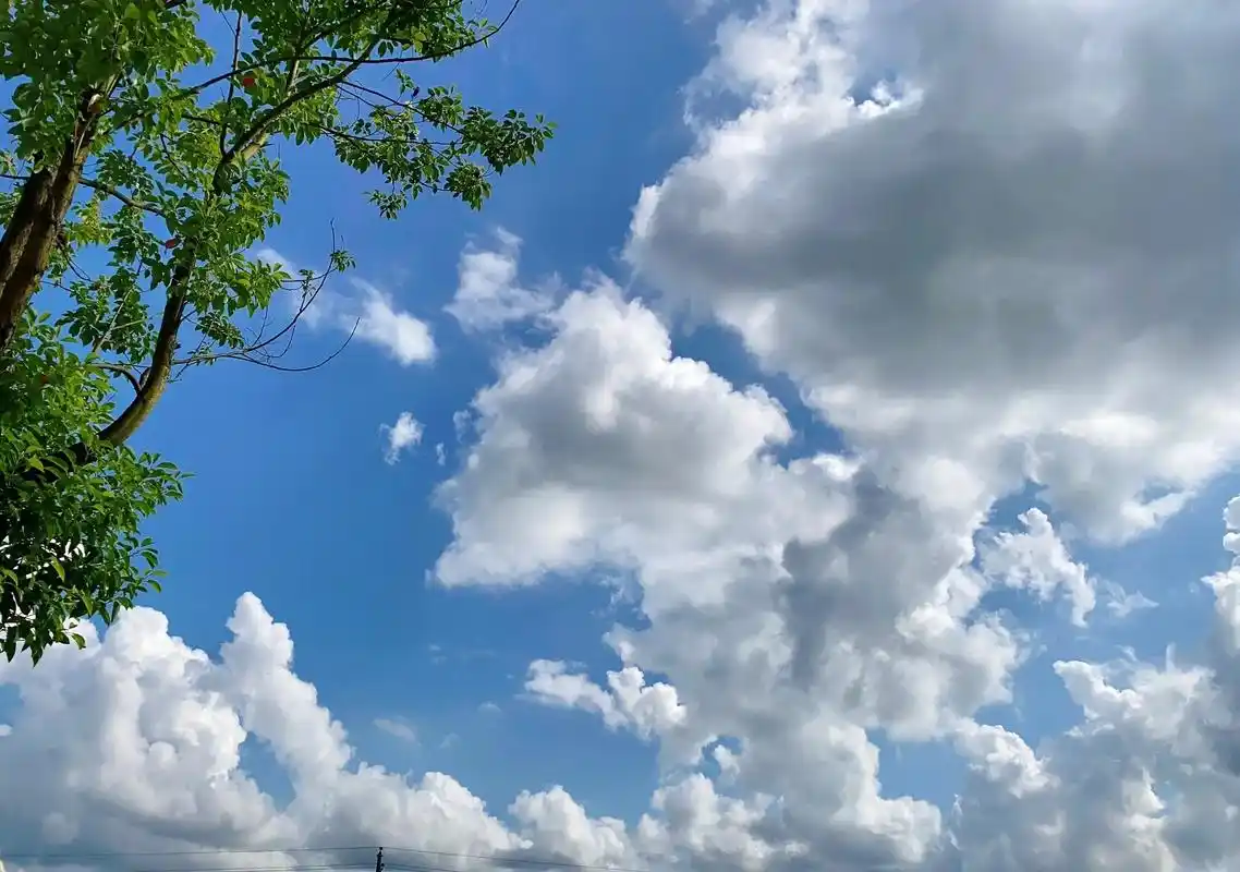 蓝天白云定会如期而至 #随手拍天空 #蓝色治愈系 - 抖音