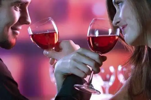 交杯酒是新婚夫妻喝的酒