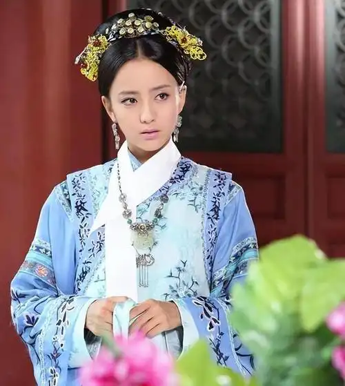 佟丽娅离婚后变得更加大胆,穿吊带小黑裙炫身材,40岁性感迷人