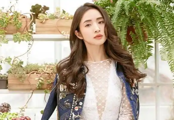 原创林依晨剪短发素颜自拍小腹平平没孕味发际线上移暴露年龄