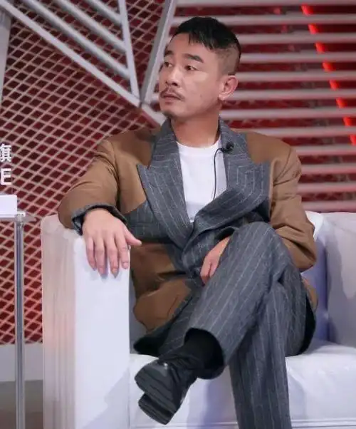 陈小春亮相我们的歌桀骜少年变成了随和大叔差点没认出来