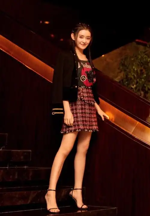 蒋依依太亮眼了不仅娱乐圈在等她长大时尚圈也在等她的穿搭