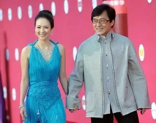 2001年2月,章子怡和成龙在拉斯维加斯拍摄《尖峰时刻2》.