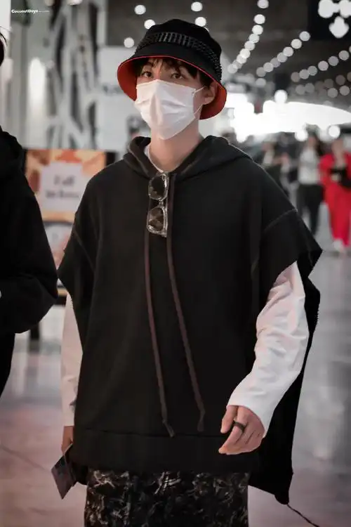 王俊凯回国机场图##王俊凯食指戴了戒指