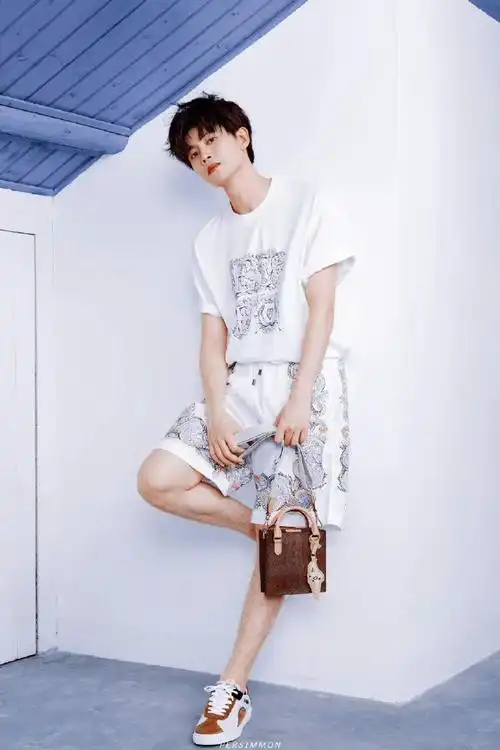 那就再发一遍吧,腿毛合集每个人的身上都有毛毛@任嘉伦allen#任嘉伦