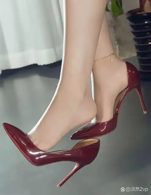 这款尖头漆皮高跟鞋,酒红色调犹如红酒般醉人,让人一眼就爱上!