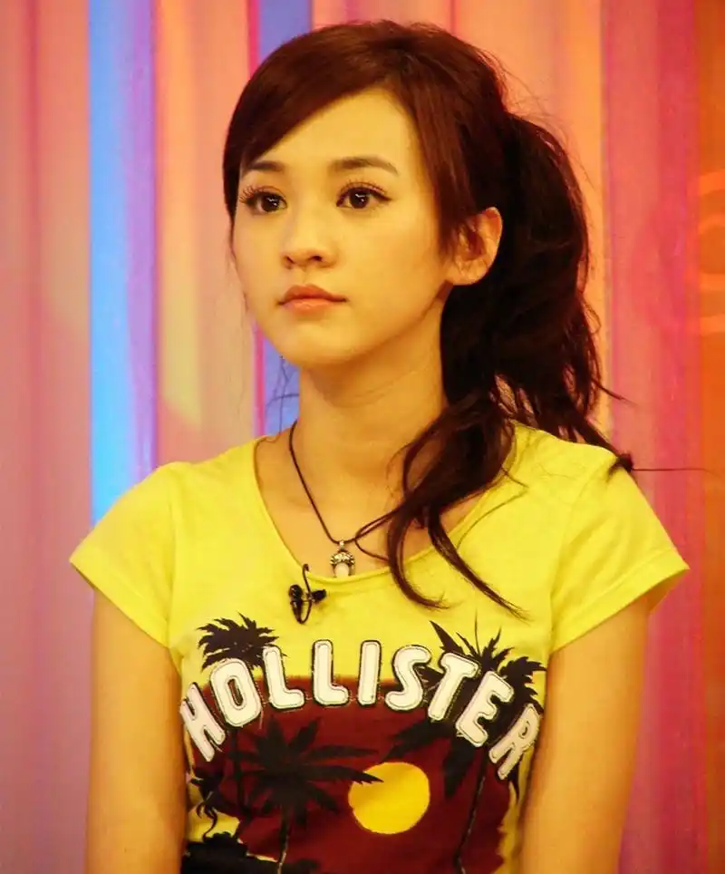 39岁陈意涵挺孕肚秀一字马她的壮举何止这点