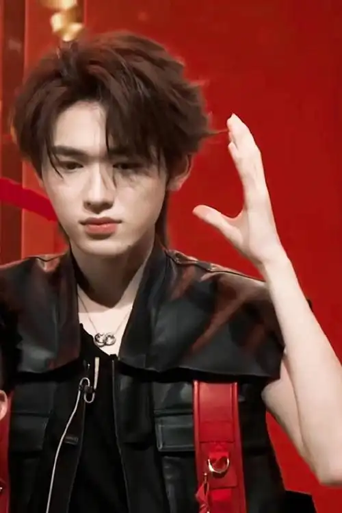 宋亚轩机车造型