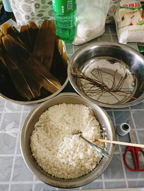 封在家里包粽子咯