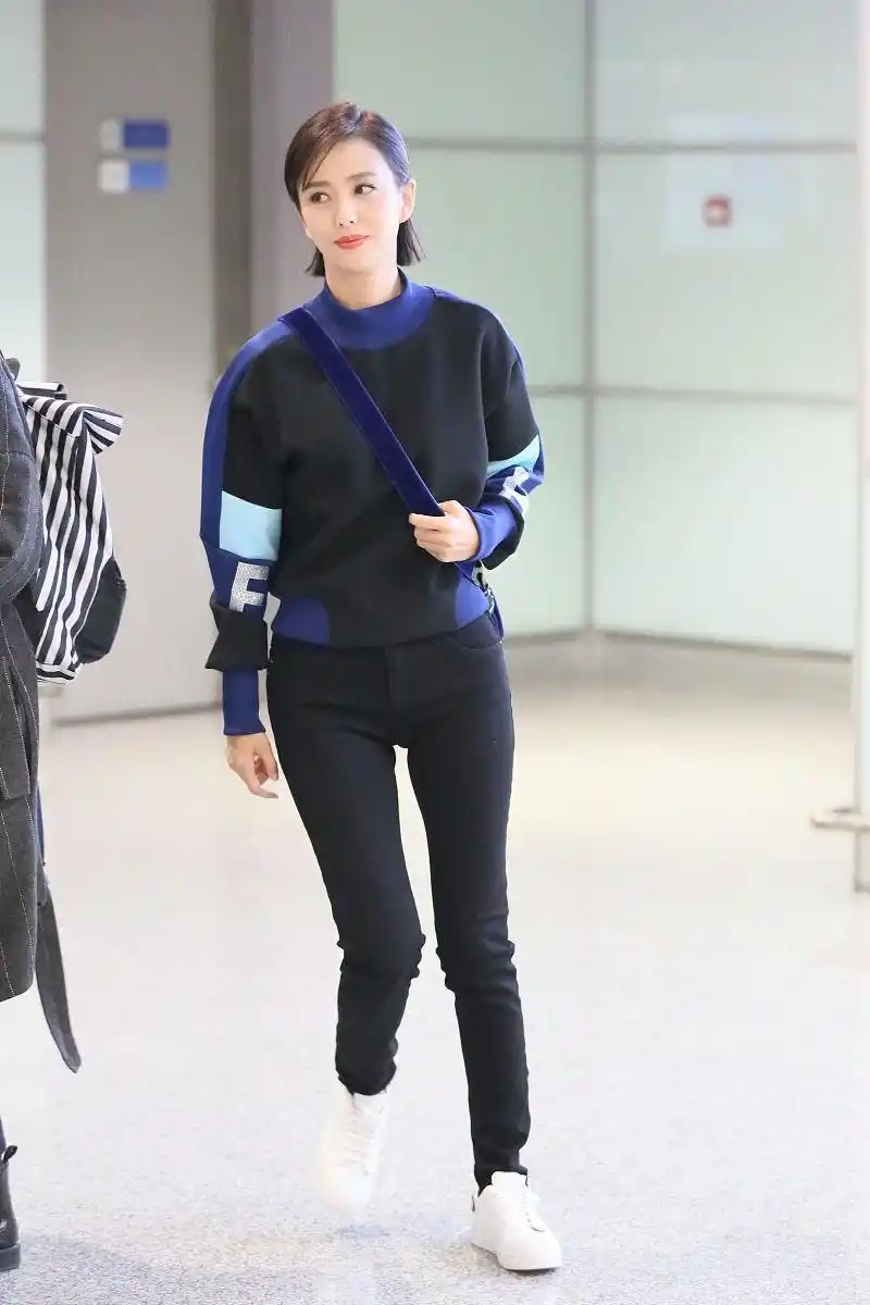 佟丽娅运动装扮酷似18岁少女,歪头露甜美笑容,超级可爱