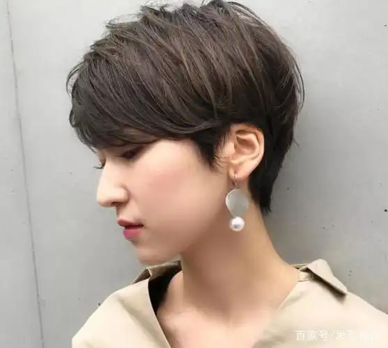 露耳短发,看着简单干练,精神帅气哦!