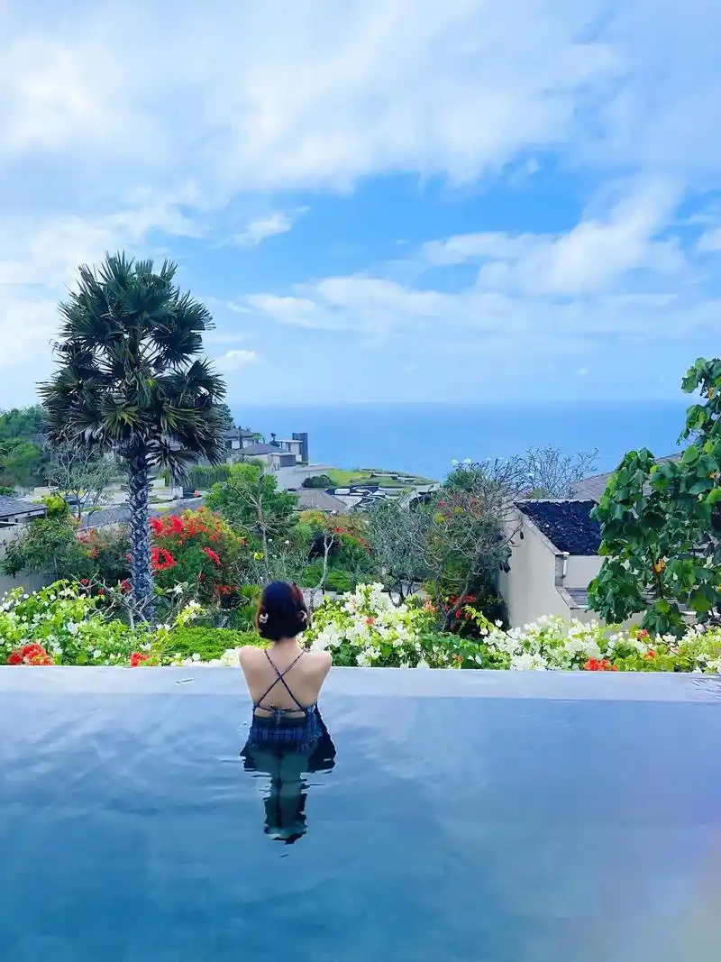 巴厘岛六善酒店泳池和漂浮早餐.