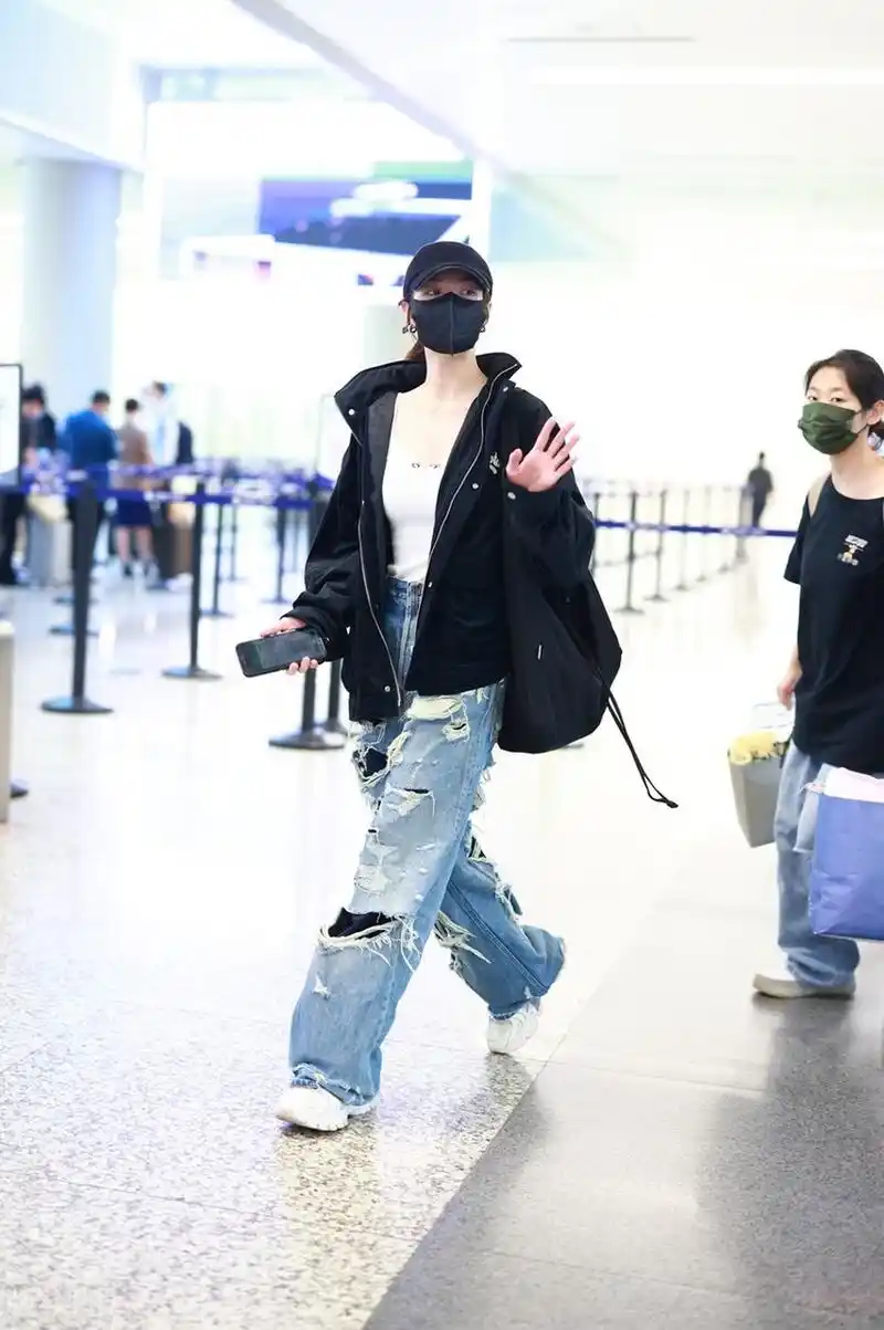 钟楚曦机场街拍,黑色运动外套搭配破洞牛仔裤,棒球帽随性时髦!