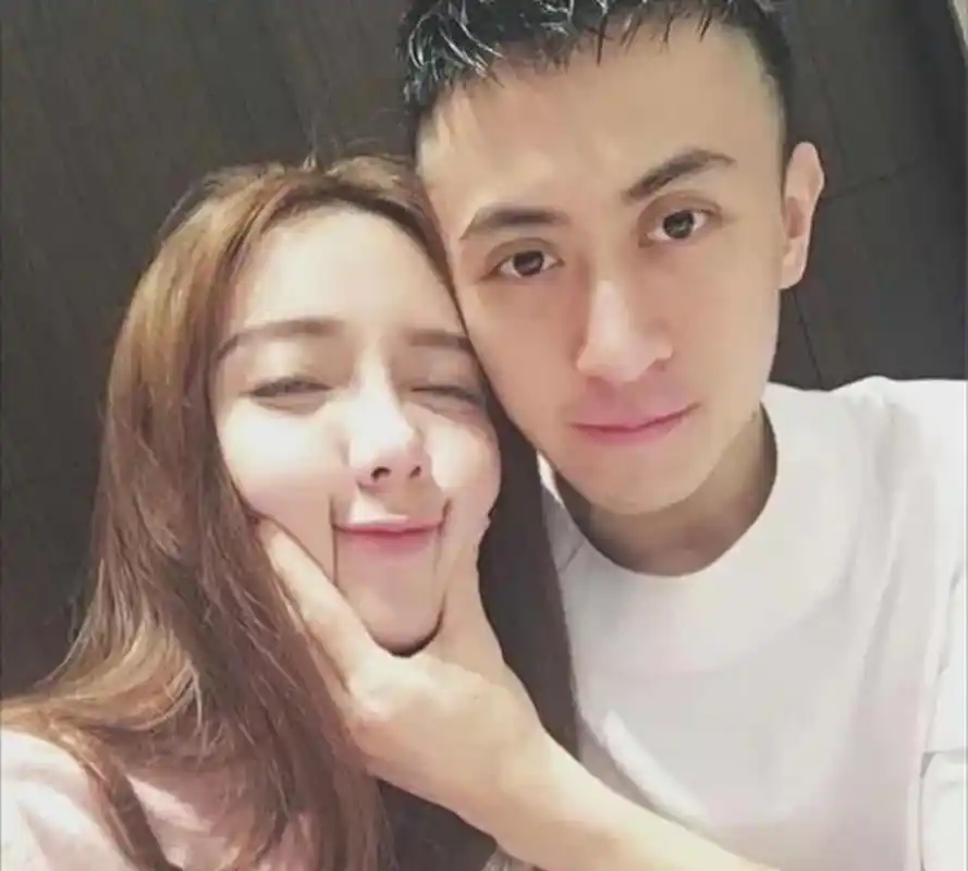 当年,富二代秦奋给了韦雪9亿分手费,心疼得直拍大腿