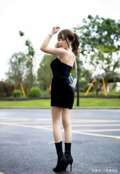 美女穿了一身黑,这双"捂脚靴"看着都热,不担心有味道吗?