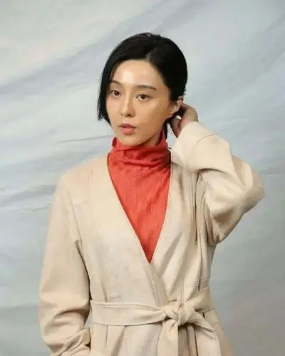 范冰冰电影《她杀》再曝定妆照 素颜出镜打扮朴素