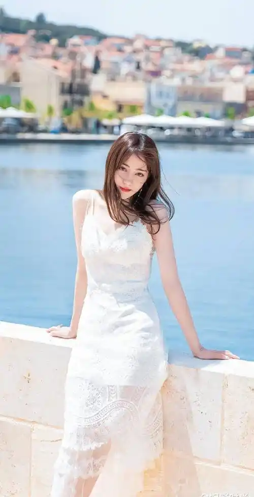 原创迪丽热巴初恋裙照流出气质清纯可人身材凹凸有致让人看不够