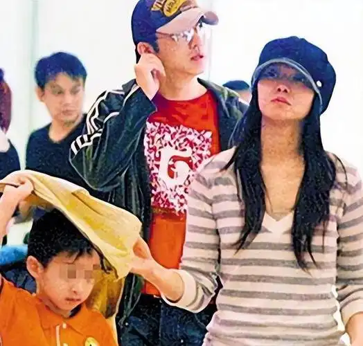 伊能静庾澄庆"世纪合体"!晒出亲昵合照,正宫秦昊却沉默了