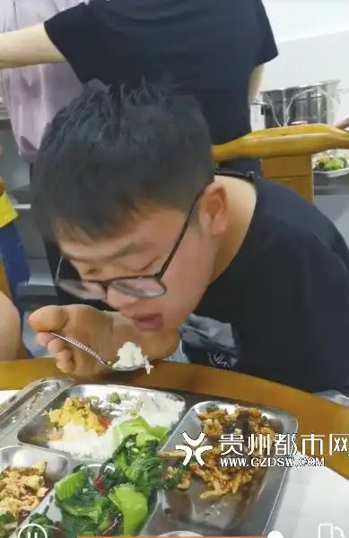 "我要用双脚赚钱养活自己"_小东