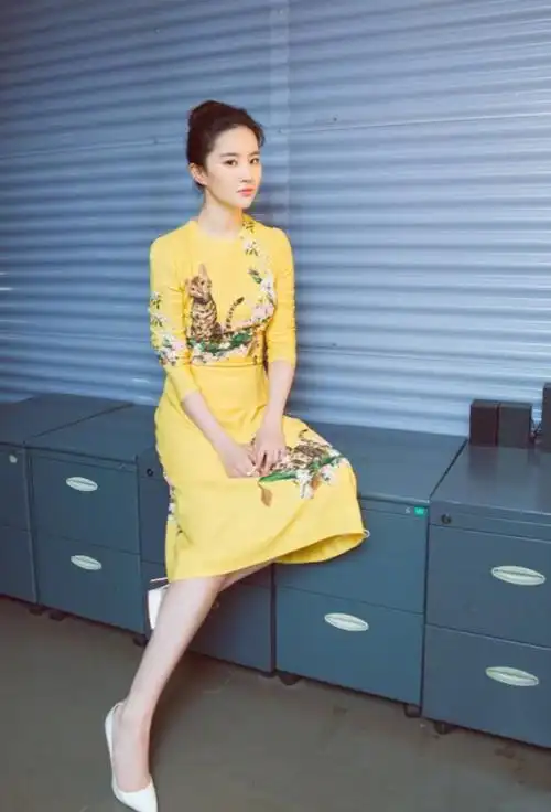 刘亦菲穿得非常有气质,确认过眼神,你就是那位纯天然的小仙女!