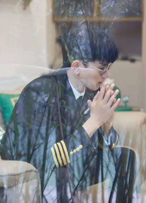 张杰我们的客栈机长制服剧照