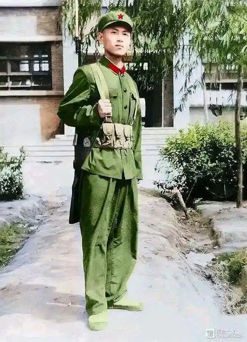 身着65式军装的人民子弟兵,精神抖擞,两眼注视前方,手持钢枪,绿色军装