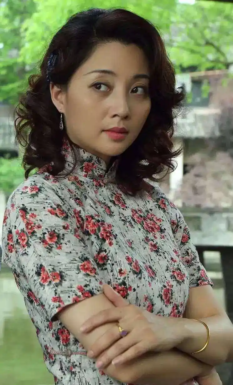 穿上旗袍的殷桃韵味十足,一颦一笑中皆是风情,美极了!