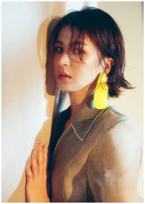 原创34岁曾沛慈雷婷重现3套油头造型霸气十足发卡耳环真个性