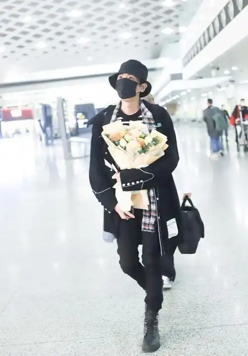 张若昀瘦成小鲜肉全黑穿搭看着挺有型腿看着比女生还细