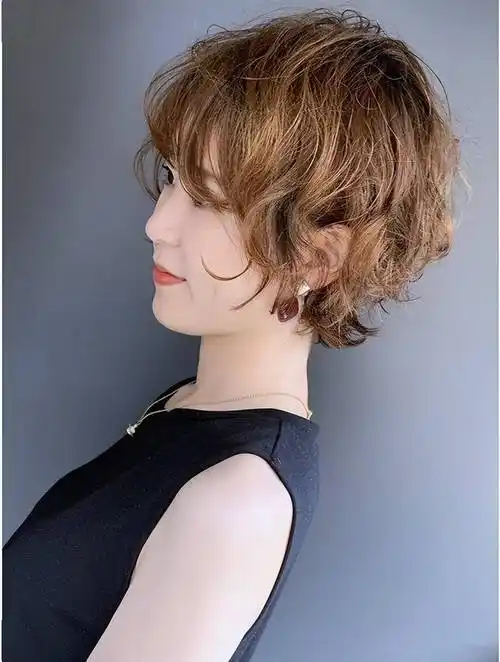碎边纹理烫短发是一种时尚感十足的发型,能够为40岁以上的女性带来
