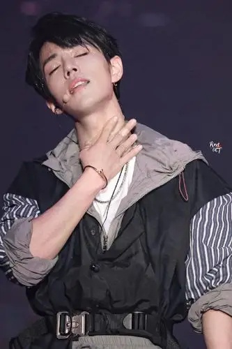 头微仰微歪,眼微合…我没了来接受肖.歪头杀.