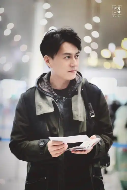 靳东亮相机场,一身春装格外帅气,重回颜值巅峰