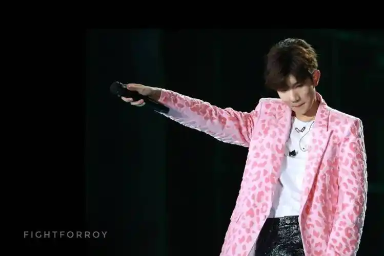 王源递话筒合集!