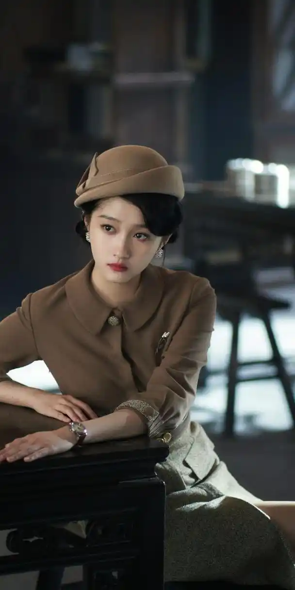 关晓彤,变身梅花红桃民国美女特工