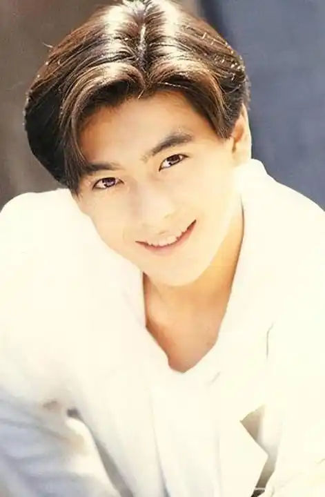 在上世纪90年代,林志颖可是四小天王之首,靠一首《不是每个恋曲都有