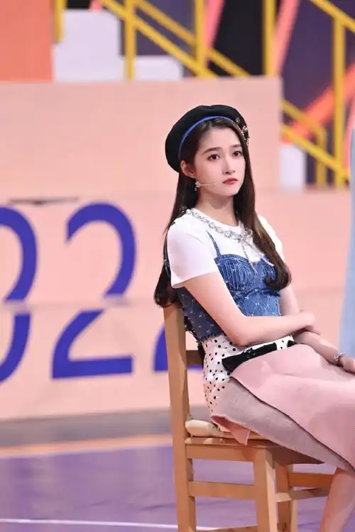 王牌对王牌关晓彤让欺负过自己的站起来