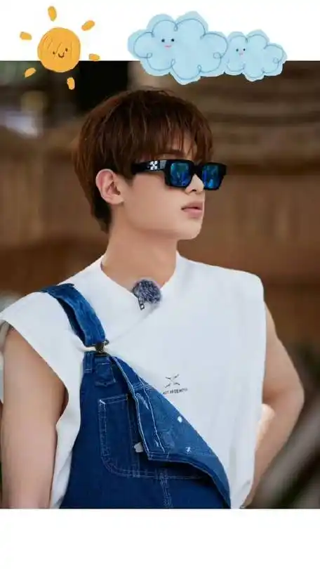 黄明昊无袖背带裤造型图