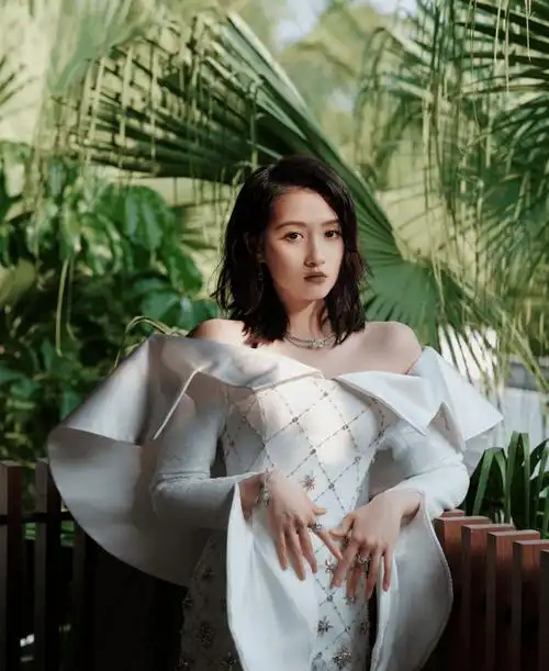 关晓彤分享海边美照,一袭白裙宛如新娘,大秀纤细美腿惹人爱_鹿晗_身材