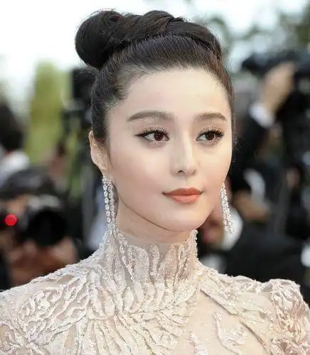 范冰冰完美无懈可击但鼻子歪成这样是怎么回事