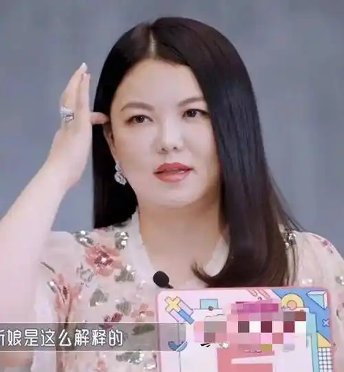 原创李湘近照胖出新高度脸大了两圈显老态鸽子蛋钻戒贵妇范十足